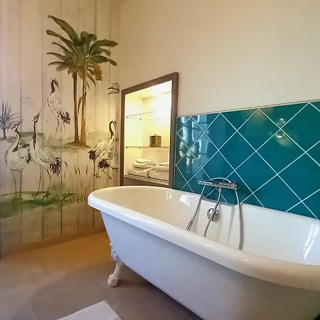 Domaine De Seugnac 4* פונס